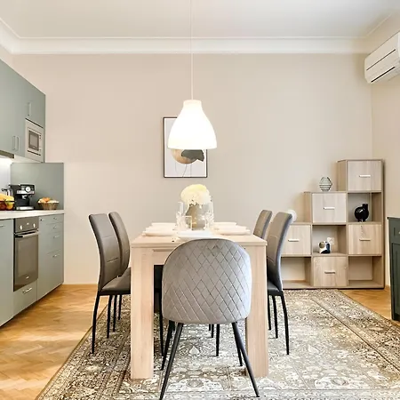 Centre 2bdr For 6 Guests Апартаменты София